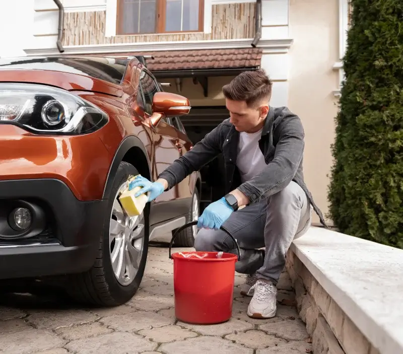 Lavage auto à domicile Saint-Nectaire : professionnel intervenant sur un véhicule